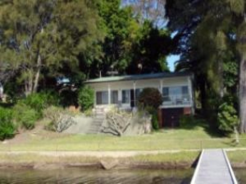 ABSOLUTE WATERFRONT ON LAKE MACQUARIE Picture 1