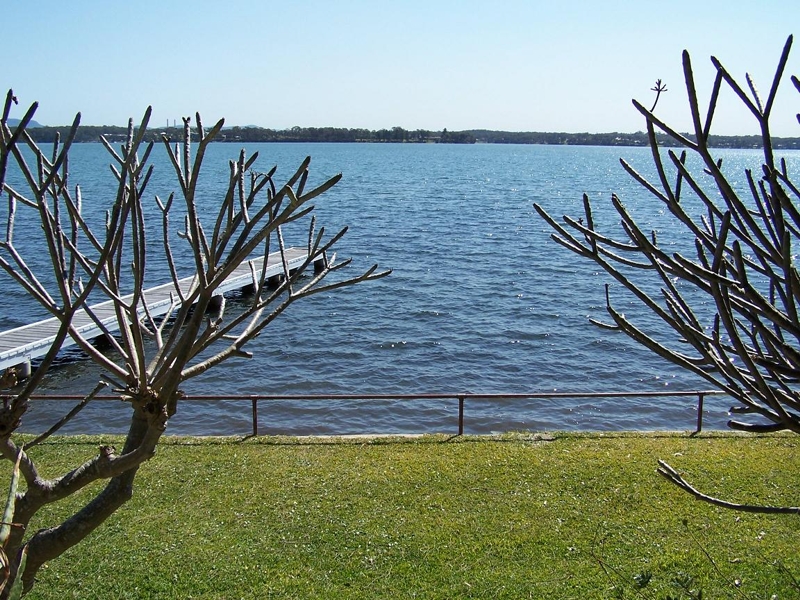 ABSOLUTE WATERFRONT ON LAKE MACQUARIE Picture 2