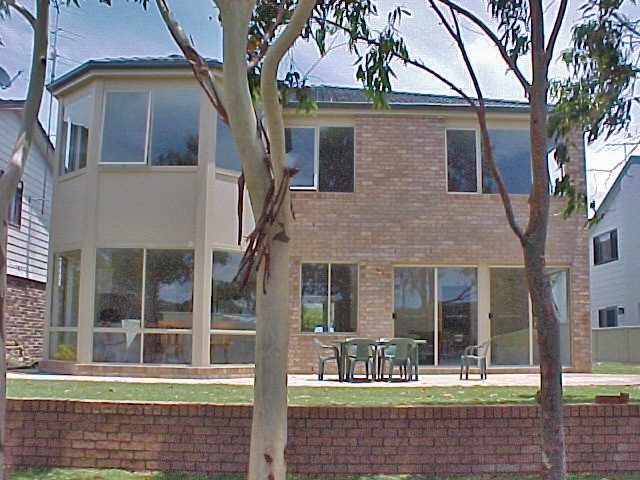 MODERN EXECUTIVE HOLIDAY RESIDENCE ON LAKE MACQUARIE Picture 2