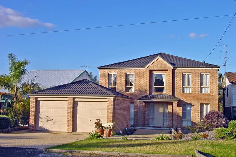 MODERN EXECUTIVE HOLIDAY RESIDENCE ON LAKE MACQUARIE Picture 1