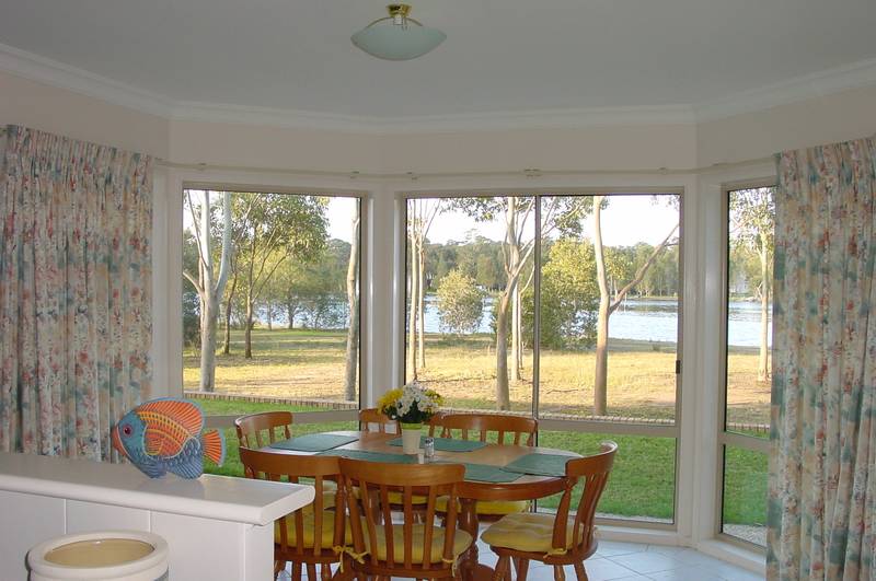 MODERN EXECUTIVE HOLIDAY RESIDENCE ON LAKE MACQUARIE Picture 3