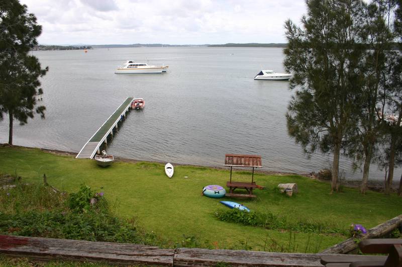 ABSOLUTE WATERFRONT LAKE MACQUARIE Picture 1
