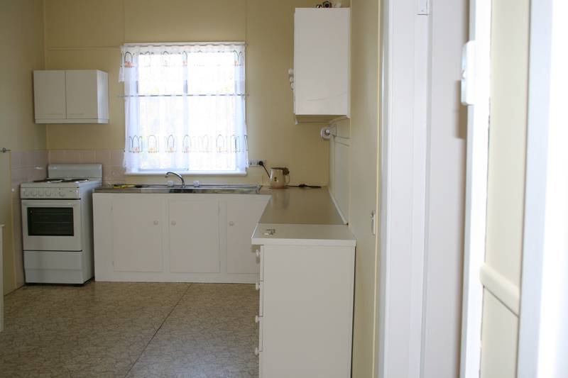 Lovely 3 Bedroom Home - huge block Picture 2