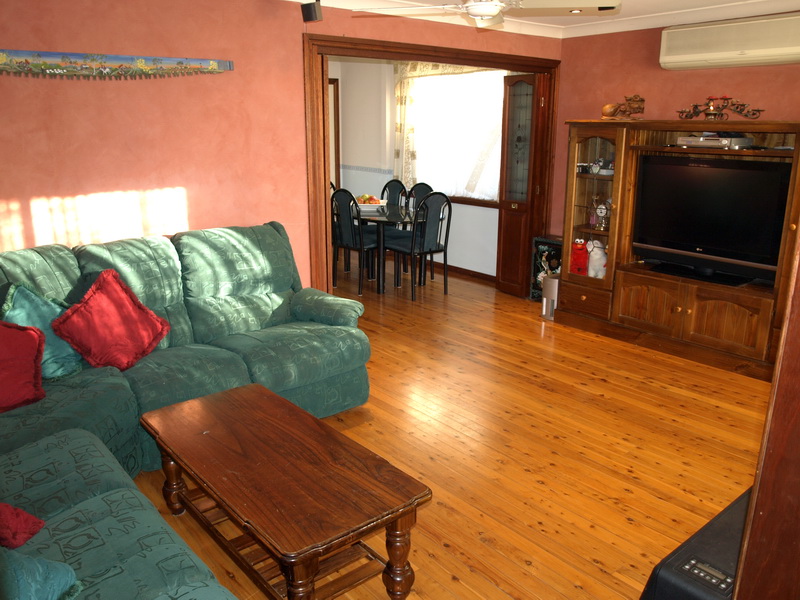 Move in & enjoy. Quiet cul-de-sac. Picture 2