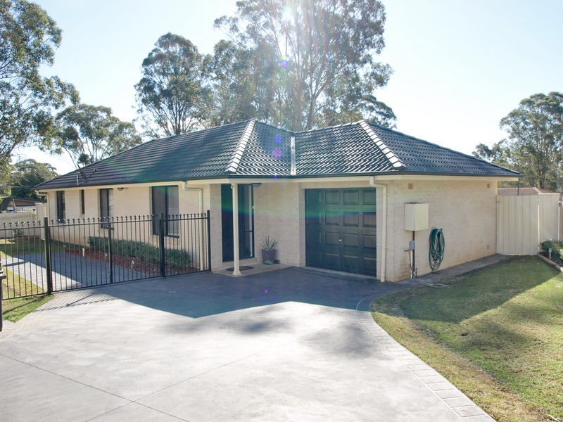 Simply Stunning Near New Home Picture 1