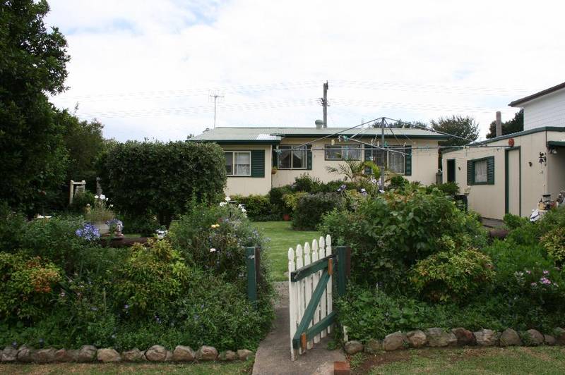 IMMACULATE HOME EXQUISITE GARDENS Picture