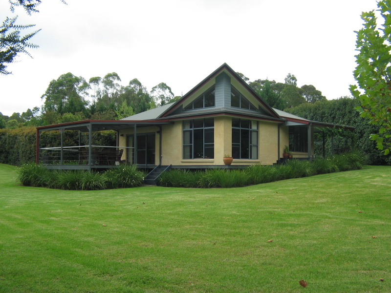 MASTERBUILT WITH PARKLIKE PRESENCE Picture 1