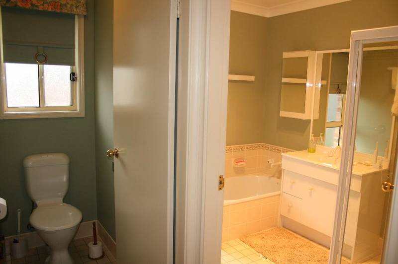 BRIGHT SPACIOUS VILLA Picture 2