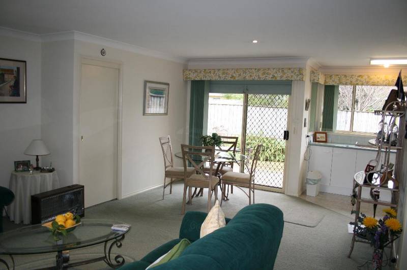 BRIGHT SPACIOUS VILLA Picture 3