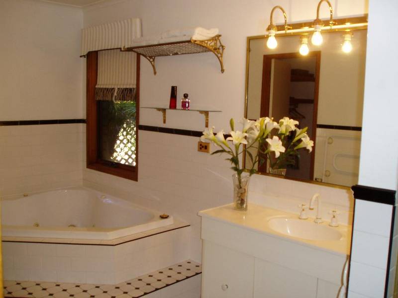 Executive Family Home Picture 3