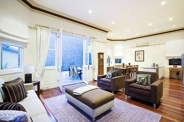 METICULOUSLY PRESENTED FAMILY HOME Picture 3