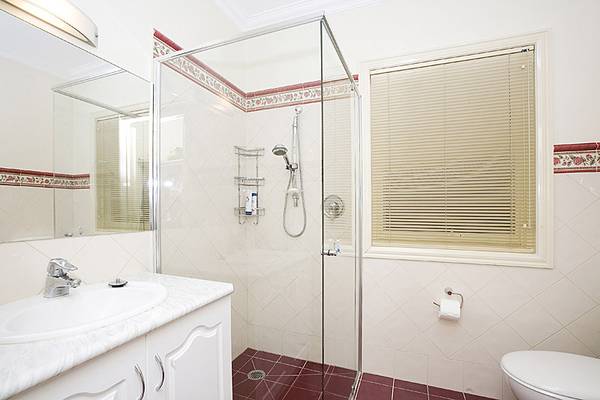 SUPERB CONTEMPORARY FAMILY HOME Picture 2