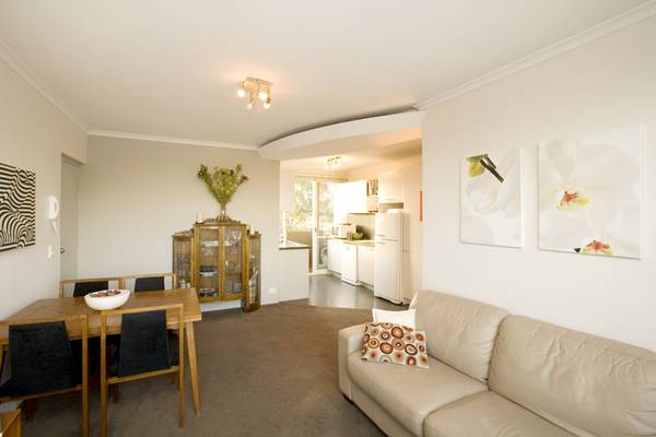 INVITING LIFESTYLE PERFECT FOR ENTERTAINING Picture