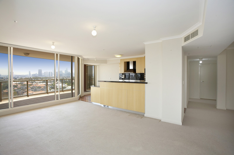 Breathtaking 180 degree city views with water glimpses Picture 3