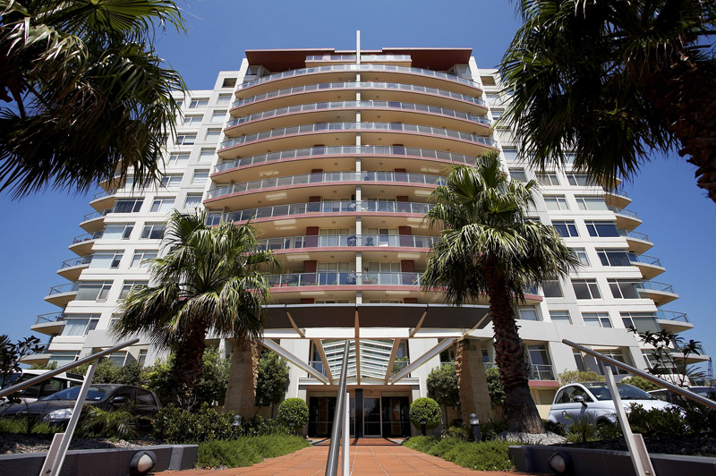 Breathtaking 180 degree city views with water glimpses Picture 2