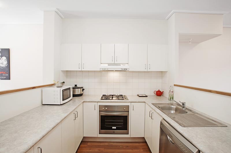 IMMACULATE TOWNHOUSE Picture 3