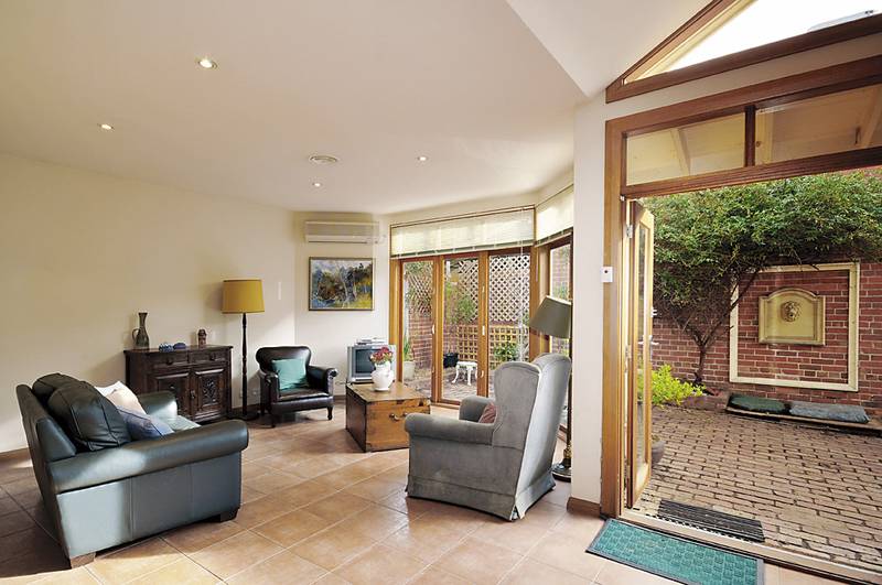 CAPTIVATING SPACES CLOSE TO CARLTON'S EPICENTRE! Picture 2