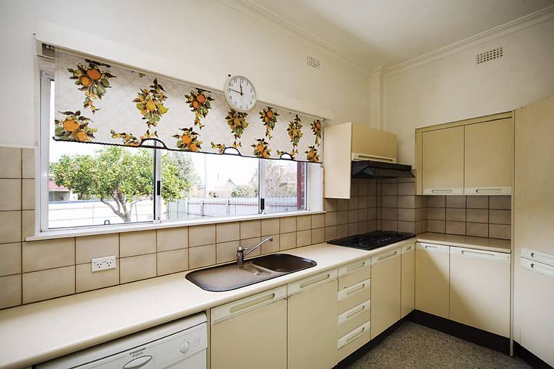 ORIGINAL FEDERATION HOME WITH IMMENSE POTENTIAL Picture 3