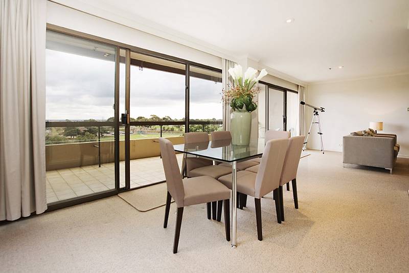 SPACIOUS INSIDE, SPECTACULAR OUTSIDE Picture 3