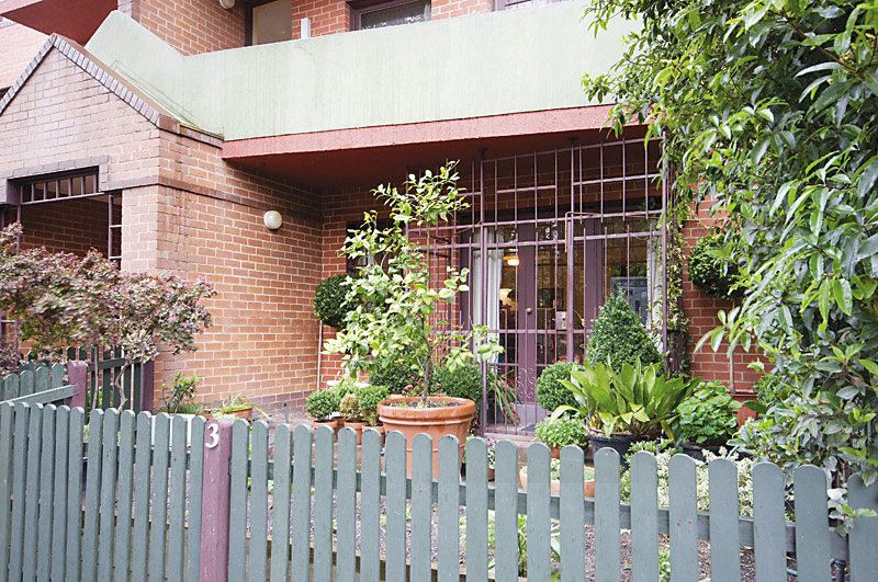 DELIGHTFUL CITY FRINGE TOWNHOUSE Picture 2