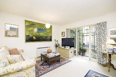 DELIGHTFUL CITY FRINGE TOWNHOUSE Picture