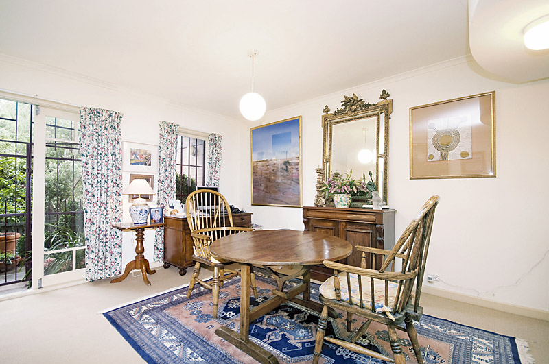 DELIGHTFUL CITY FRINGE TOWNHOUSE Picture 3