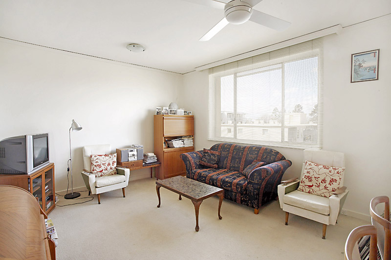 LIGHT FILLED TOP FLOOR APARTMENT Picture 2