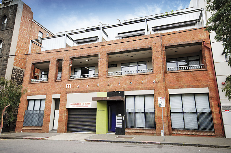 SUPERBLY POSITIONED AND ONLY
MOMENTS FROM THE CITY Picture 1