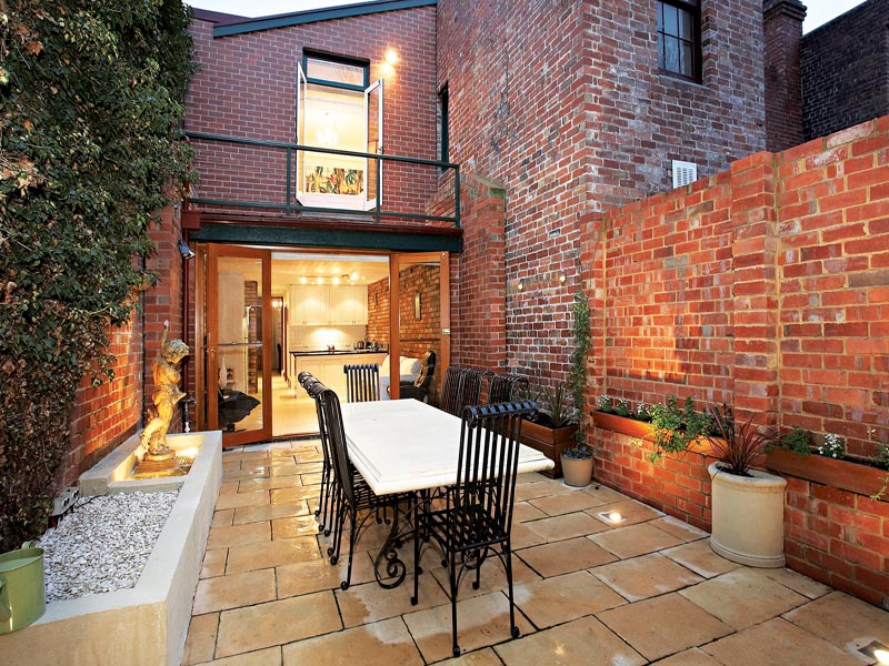 IMMACULATELY PRESENTED VICTORIAN TERRACE Picture 3