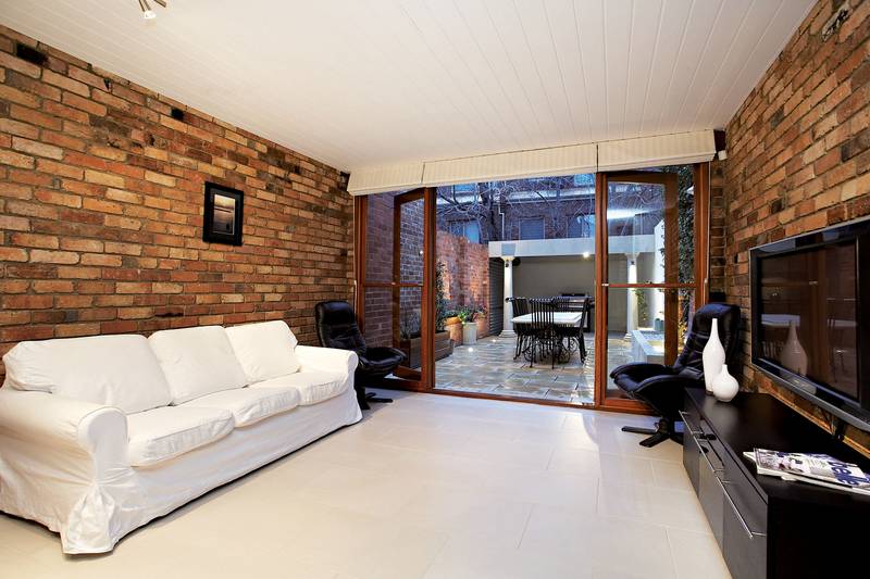 IMMACULATELY PRESENTED VICTORIAN TERRACE Picture 2