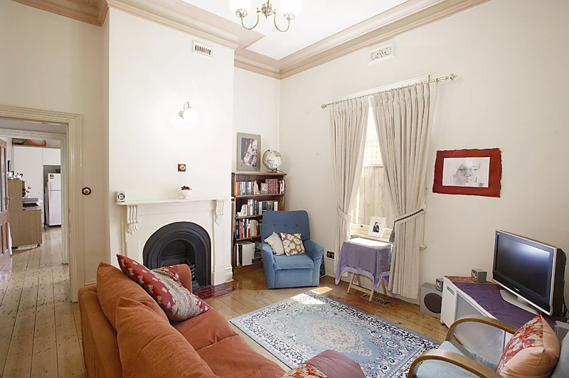 "UPDATED AND PERFECTLY LOCATED" Picture 2