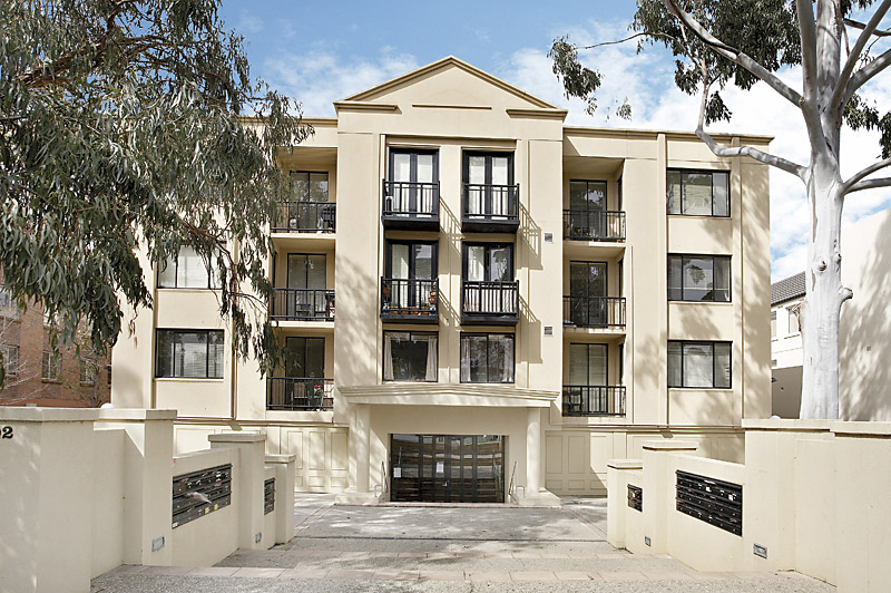 Light Filled Top Floor Apartment Picture 1