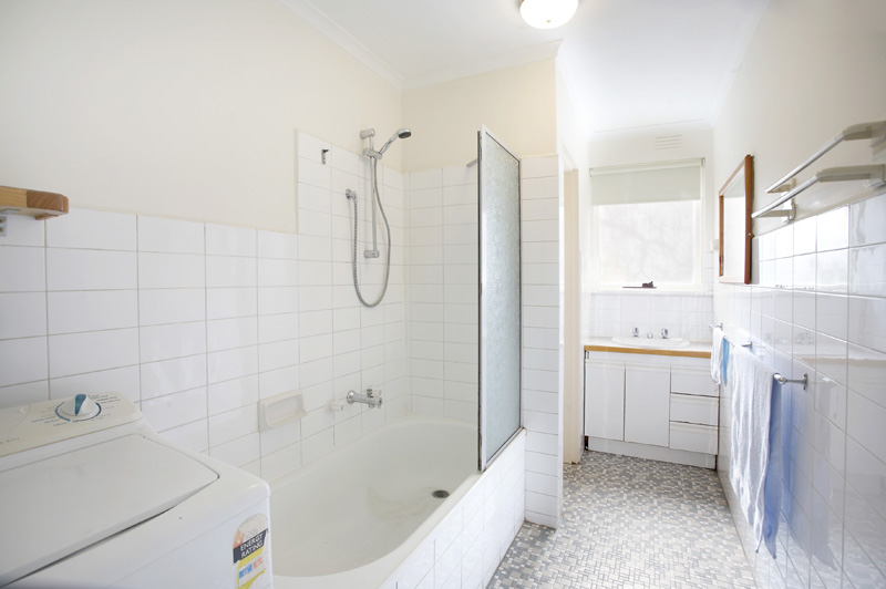 LIGHT FILLED SPACIOUS APARTMENT Picture 3