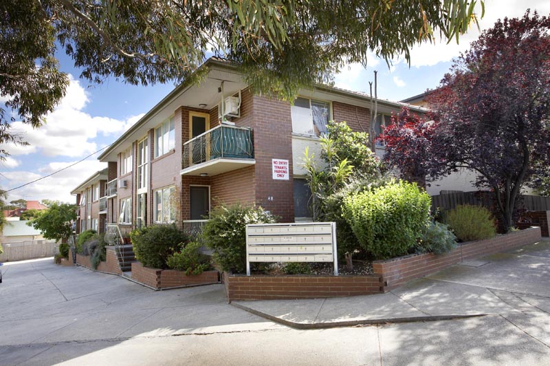 LIGHT FILLED SPACIOUS APARTMENT Picture 1