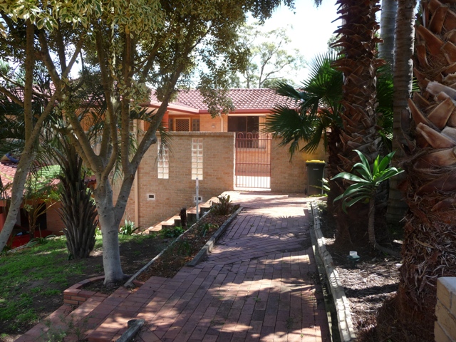 What an Absolute Pearler! This Home Offers Everything - Size, Privacy & Style! Picture 2