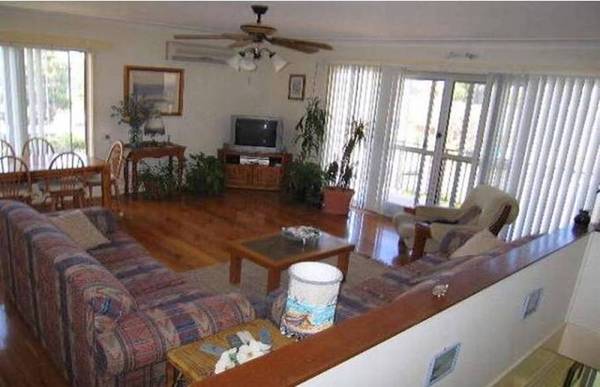 Beautifully Located & Renovated Family Home on a Big Block Picture