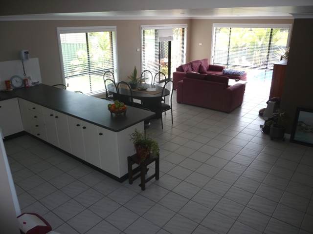 SPACIOUS FAMILY HOME Picture 3