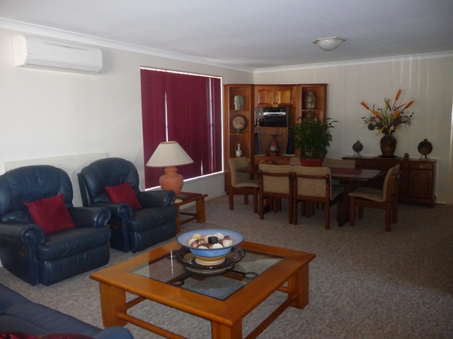 GREAT HOUSE, IN GREAT SPOT WITH FANTASTIC GARAGE! Picture 2