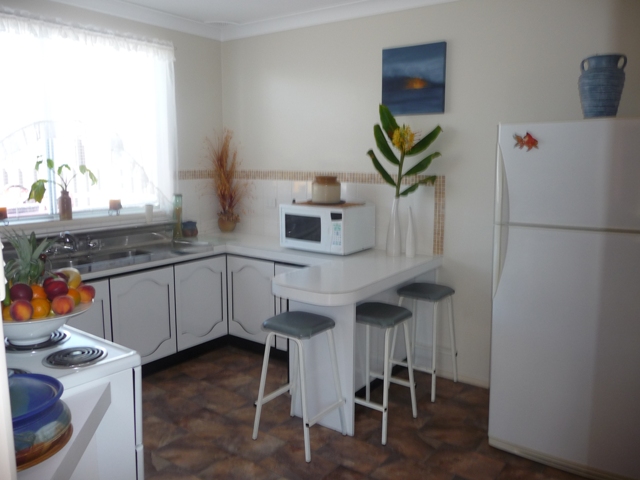 GREAT HOUSE, IN GREAT SPOT WITH FANTASTIC GARAGE! Picture 3