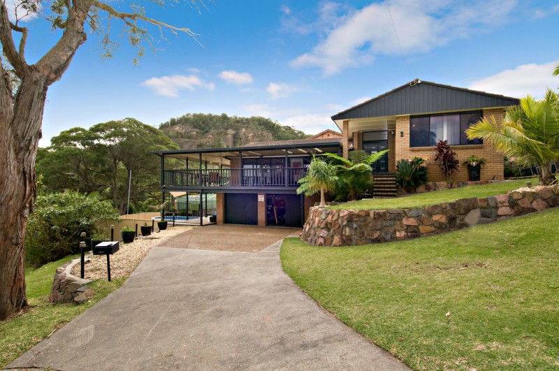 INVITING FAMILY HOME EMBRACED BY PICTURESQUE BACKDROP Picture 2