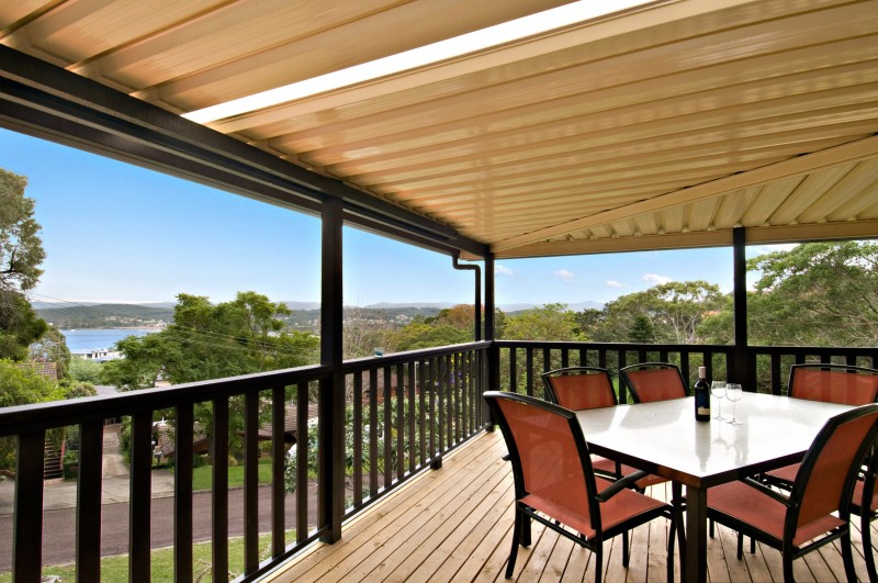 INVITING FAMILY HOME EMBRACED BY PICTURESQUE BACKDROP Picture 1