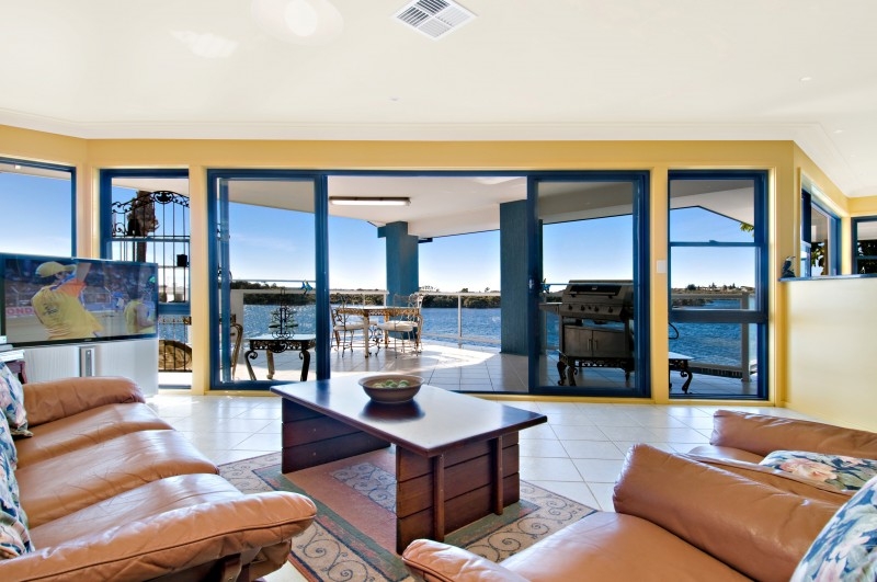 ABSOLUTE WATERFRONT HOME SITTING ON OVER 1000M2 WITH PRIVATE JETTY, BOAT RAMP AND MOORINGS Picture 3