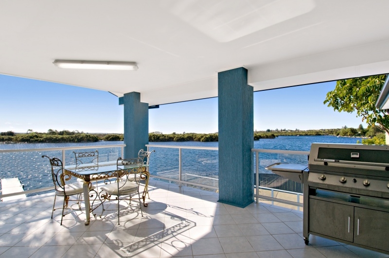 ABSOLUTE WATERFRONT HOME SITTING ON OVER 1000M2 WITH PRIVATE JETTY, BOAT RAMP AND MOORINGS Picture 2