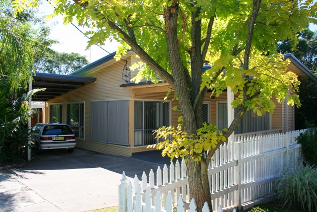 LEAFY SETTING, TASTEFULLY RENOVATED & A COMMITTED SELLER! Picture 2