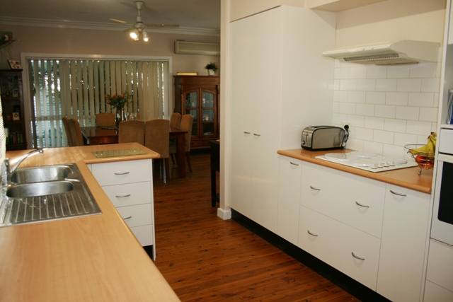 LEAFY SETTING, TASTEFULLY RENOVATED & A COMMITTED SELLER! Picture 3