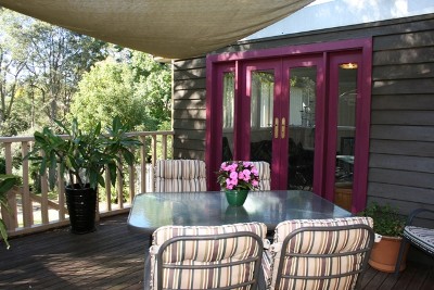 LEAFY SETTING, TASTEFULLY RENOVATED & A COMMITTED SELLER! Picture