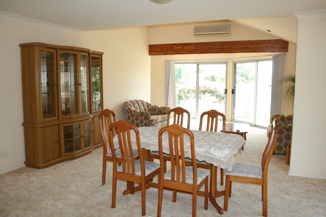 FREESTANDING, MODERN 3 BEDROOM HOME OH SO CLOSE TO THE LAKE Picture 3