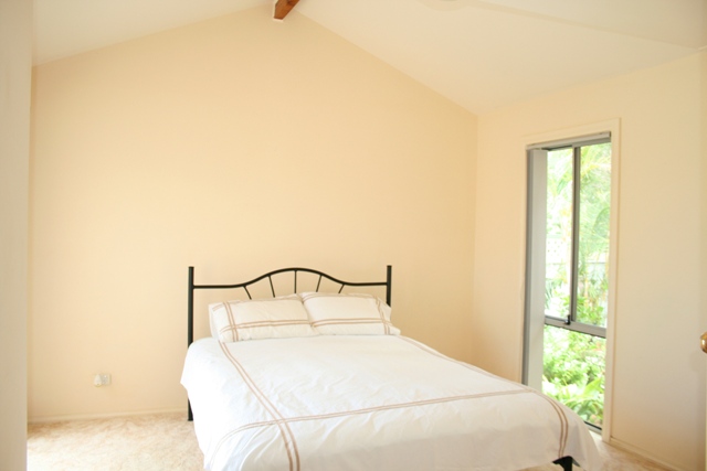 FREESTANDING, MODERN 3 BEDROOM HOME OH SO CLOSE TO THE LAKE Picture 2