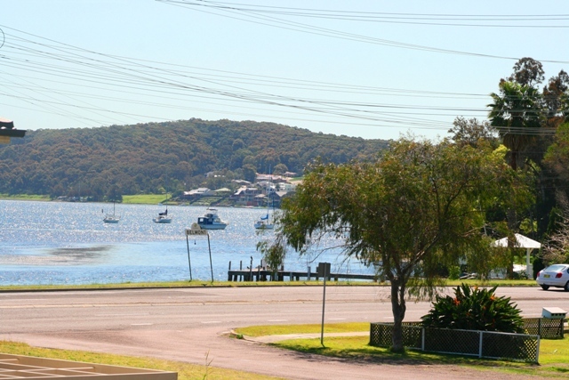 THE BEST OF CONTEMPORARY LIVING BY THE LAKE..... Picture 3