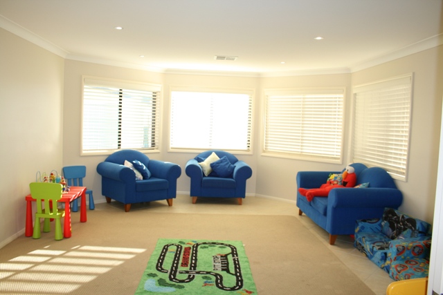 Much, Much More Than Meets The Eye - Modern, Large Home, Great Backyard & Garaging Picture 2